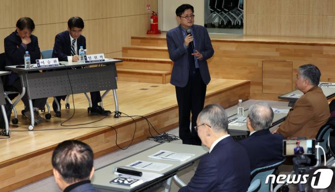 [사진] 한반도평화포럼 신년토론회 참석한 혹익표 원내대표