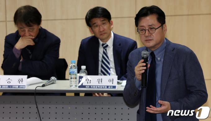 [사진] 인사말하는 홍익표 원내대표