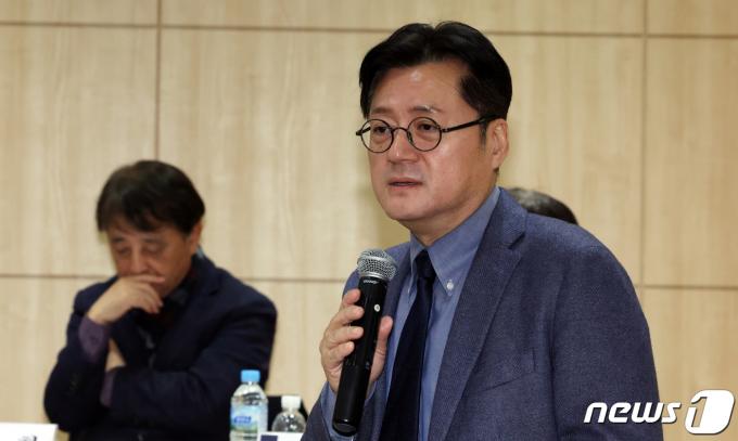 [사진] 한반도평화포럼 인사말하는 홍익표 원내대표