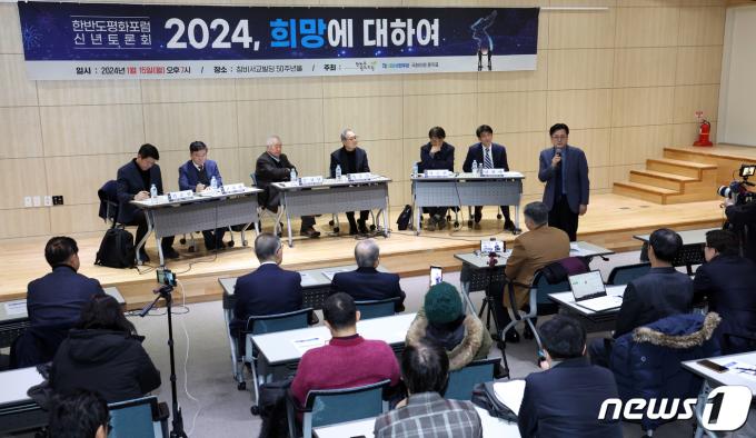 [사진] 한반도평화포럼 신년토론회 발언하는 홍익표 원내대표