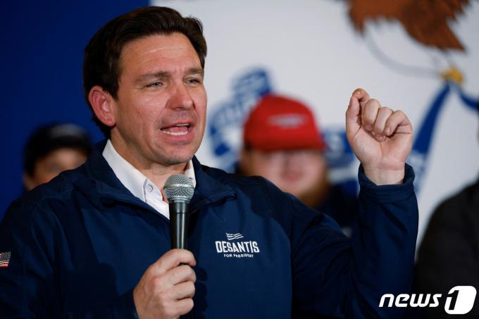 미국 공화당 대선 후보이자 플로리다 주지사인 론 디샌티스가 14일(현지시간) 미국 아이오와주(州) 안케니에서 열리는 아이오와 코커스(당원대회) 투표에 앞서 열린 유세 행사에서 연설하고 있다. 2024.1.14 ⓒ 로이터=뉴스1 ⓒ News1 조소영 기자