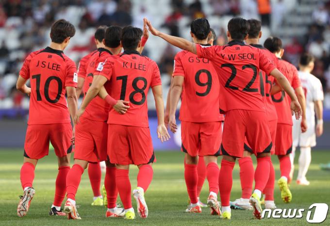 대한민국 축구대표팀 이강인이 15일(현지시간) 카타르 도하 자심 빈 하마드 스타디움에서 열린 2023 아시아축구연맹(AFC) 카타르 아시안컵 조별리그 E조 대한민국과 바레인의 경기에서 골을 넣고 동료 선수들과 기뻐하고 있다. 2024.1.15/뉴스1 ⓒ News1 김성진 기자