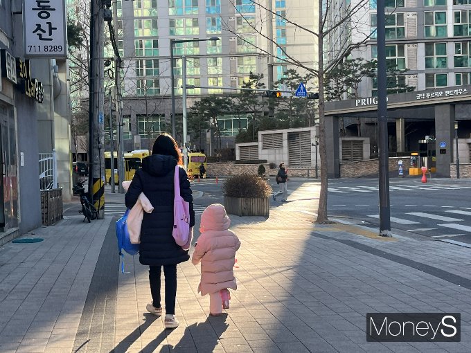 맞벌이 부부 증가로 초등 돌봄 교실 수요가 증가하고 있다. 사진은 지난 15일 오후 3시쯤 서울 마포구에서 엄마가 딸을 데리고 함께 귀가하는 모습. /사진= 박재이 기자