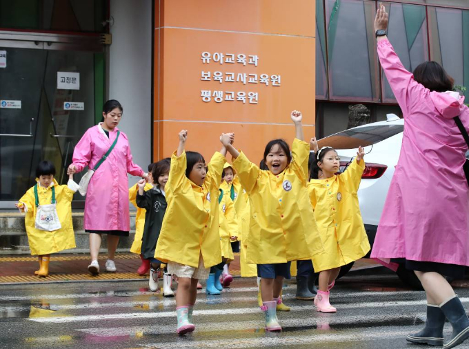 돌봄 서비스의 수요가 늘어나 관련 플랫폼 또한 성장 중이다. 사진은 지난해 9월15일 오전 대구 수성대 캠퍼스에서 열린 '제12회 숲유치원·유아숲체험원 전국대회'에 참가한 어린이들이 선생님과 함께 손을 들고 횡단보도를 건너는 모습. /사진=뉴스1