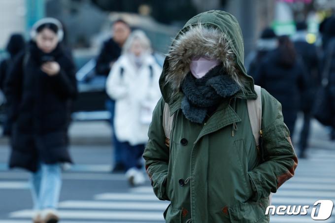 전국에 내리던 비나 눈이 그치면서 아침 기온이 영하권으로 크게 떨어진 15일 오전 서울 종로구 광화문 네거리에서 시민들이 출근길을 서두르고 있다. 2024.1.15/뉴스1 ⓒ News1 안은나 기자
