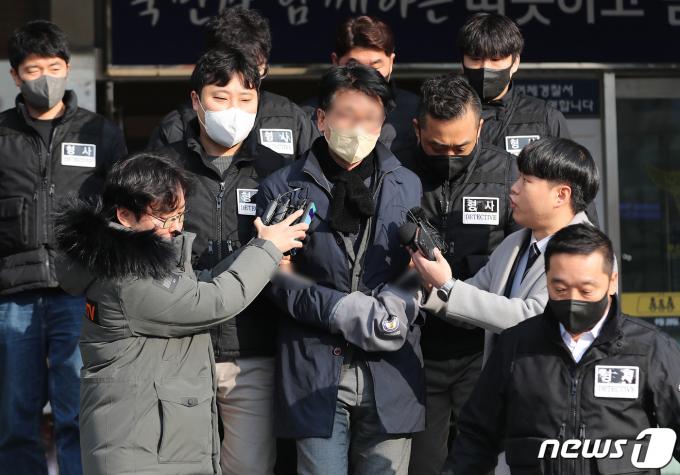이재명 더불어민주당 대표를 살해하려고 흉기를 휘두른 혐의(살인미수)로 구속된 피의자 김모씨가 10일 오전 부산 연제구 연제경찰서에서 검찰로 송치되고 있다. 2024.1.10/뉴스1 ⓒ News1 윤일지 기자