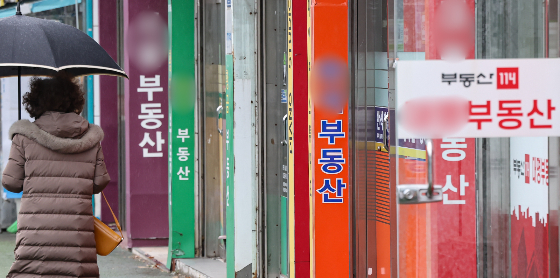 16일 국토교통부에 따르면 전세사기 의심 공인중개사 3차 특별점검 결과(2023.11.20~12.31) 총 2615명의 공인중개사 중 429명(16%)의 위반행위 483건이 드러났다고 밝혔다. 관련 법령에 따라 68건은 경찰에 수사의뢰했으며 자격취소나 업무정지 등의 행정처분은 총 188건이다./사진=뉴스1