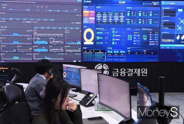 주택담보대출 갈아타기 서비스 시행을 하루 앞둔 8일 오후 경기 성남시 분당구 금융결제원 분당센터 통합관제실에서 관계자들이 업무를 보고 있다. /사진=장동규 기자