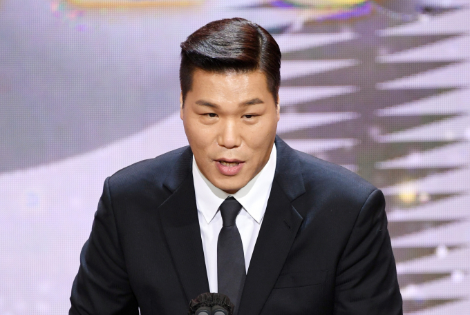'동상이몽2'에서 서장훈이 재혼 의사에 대해 밝히면서도 그가 조심스러웠던 심경에 대해 처음으로 언급했다. 사진은 지난 2020년 서울 마포구 상암동 SBS프리즘타워에서 열린 '2020 SBS 연예대상'에서 명예사원상을 수상한 방송인 서장훈. /사진= SBS 제공