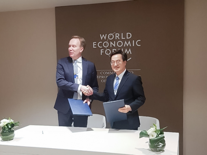 국제교류 강화와 투자유치를 위해 세계경제포럼(다보스포럼)에 참석 중인 김동연 경기도지사가 세계경제포럼 측과 경기도에 4차산업혁명센터를 설립하기로 합의했다. / 사진제공=경기도