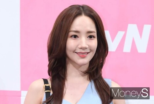 배우 박민영 계좌에 전 연인 강종현씨 돈이 송금됐던 것은 사실이지만, 이 돈을 박민영이 생활비로 사용했을 가능성은 작다는 주장이 제기됐다. 사진은 지난 2019년 4월 서울 강남구 임피리얼 팰리스 서울에서 열린 tvN 새 수목드라마 '그녀의 사생활' 제작발표회에 참석한 배우 박민영. /사진=장동규 기자