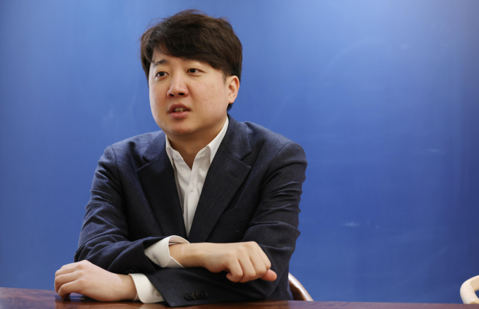 16일 개혁신당이 당명과 당의 로고, 슬로건, 당색을 확정짓고 공개했다. 사진은 이준석 개혁신당 정강정책위원장이 지난 10일 서울 여의도 국회 인근 카페에서 뉴시스와 인터뷰를 하는 모습. /사진=뉴시스