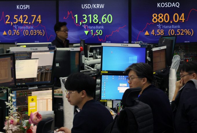 11일 오전 서울 중구 명동 하나은행 딜링룸./사진=뉴스1  