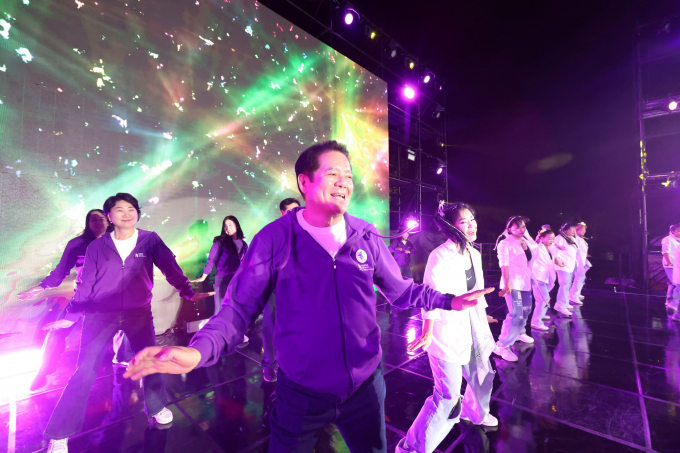안양춤축제 무대에서 춤을 추고 있는 최대호 안양시장. / 사진제공=안양시