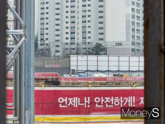 경기 의왕시 오전동 '의왕 센트라인 데시앙'(오전나구역 주택재개발) 공사현장 내부 모습. 현장 안전을 강조하는 현수막이 붙어 있다./사진=머니S 정영희 기자