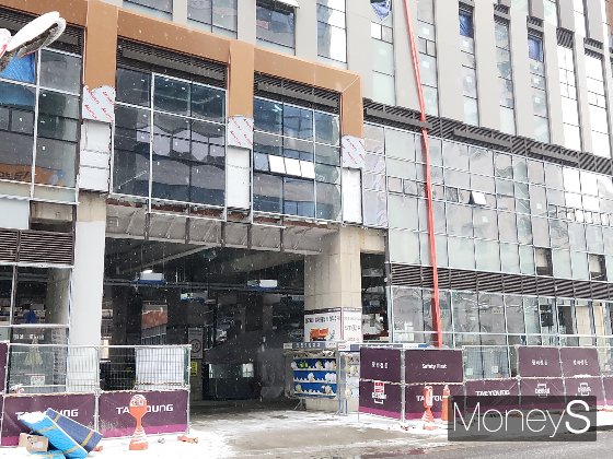 경기 남양주 다산신도시에 건설 중인 '다산역 데시앙' 오피스텔 전경. '태영건설'이라고 쓰인 울타리가 현장 근처를 둘러싸고 있다./사진=머니S 정영희 기자