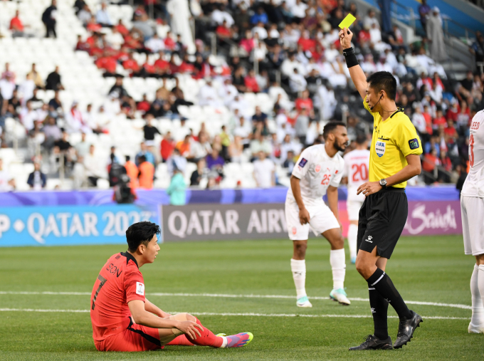 한국 축구대표팀이 지난 15일(한국시각)에 열린 바레인과의 아시안컵 조별리그 1차전에서 3-1로 승리했지만 무려 5장의 경고를 받았다. 사진은 이날 경기 도중 손흥민에게 경고를 주는 마닝 중국 주심. /사진=뉴스1