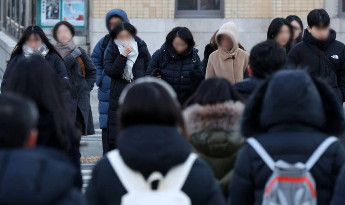 오는 17일에는 전국이 대체로 흐리며 비 또는 눈이 내릴 전망이다. 사진은 영하권 추운 날씨를 보인 16일 오전 서울 종로구 광화문 네거리에서 시민들이 출근길 발걸음을 재촉하고 있는 모습. /사진=뉴시스