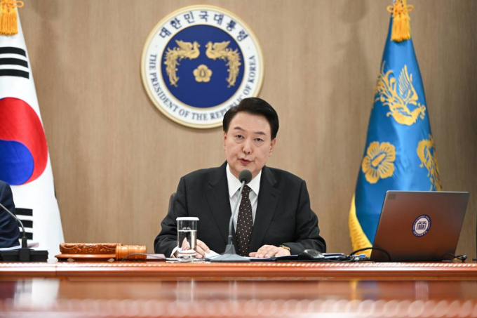 16일 윤석열 대통령이 '민생법안'을 두고 국회의 신속 처리가 필요하다며 산업은행법 개정에도 속도를 내달라고 했다. 사진은 16일 용산 대통령실 청사에서 제4회 국무회의를 주재한 윤 대통령. /사진=뉴스1(대통령실 제공)
