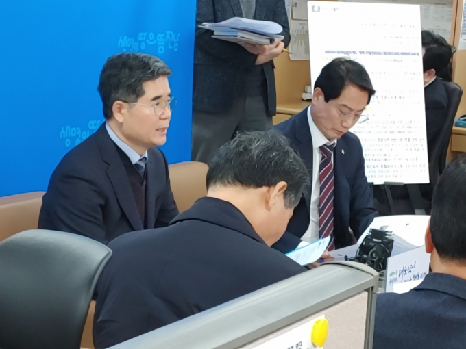 정광현 전남도 농축산식품국장(사진 왼쪽)과 최정기 도 해양수산국장(사진 오른쪽)이 16일 오전 기자실에서 외국인 계절근로자 인권침해 방지대책 관련 기자간담회를 하고 있다./홍기철기