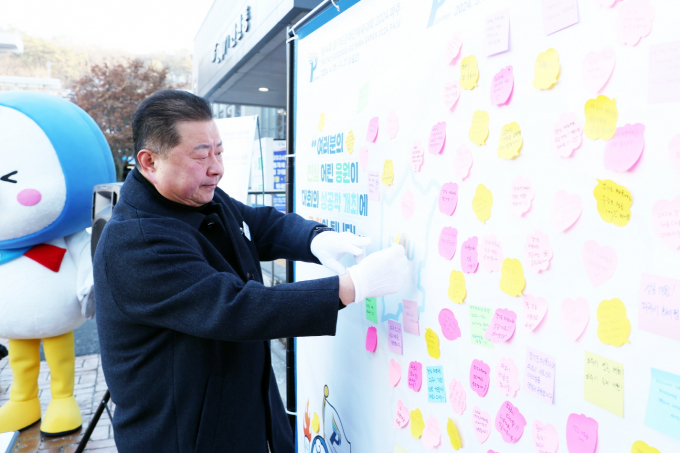  파주시는 16일 2024년 경기도체육대회 개최 디데이(D-day) 100일을 맞아 시청 민원실 앞에서 '디데이(D-day) 100일 카운트다운 보드 제막식'을 열고 본격적인 사전 분위기 조성에 돌입했다. / 사진제공=파주시