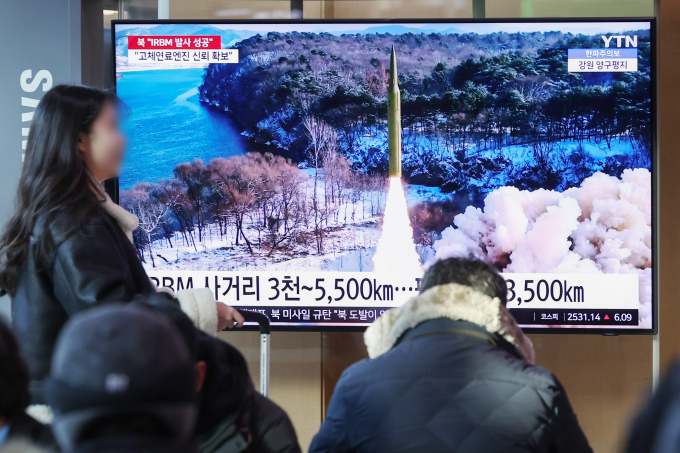 오는 18일 한국과 미국, 일본의 북핵수석대표들이 서울에서 북한 도발에 대한 대응 방안을 논한다. 사진은 지난 15일 서울 중구 서울역 대합실에서 시민들이 북한의 탄도미사일 도발 관련 뉴스를 지켜보는 모습. /사진=뉴스1