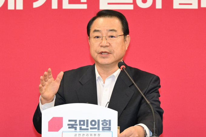 16일 국민의힘 공천관리위원회가 첫 회의에서 공천 3대 기본 원칙으로 도덕성·민생·지역일꾼을 제시했다. 사진은 정영환 국민의힘 공천관리위원장이 16일 서울 여의도 국민의힘 당사에서 열린 공천관리위원회 1차회의에서 발언하는 모습. /사진=뉴시스(공동취재) 