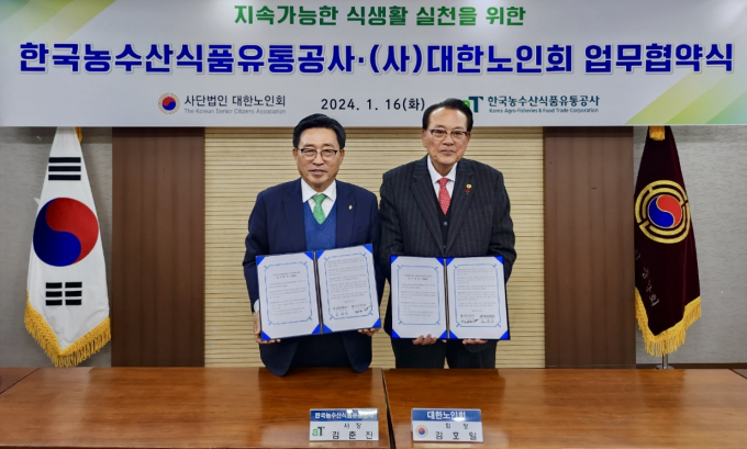 aT와 대한노인회는 16일 서울 용산구 대한노인회에서 지속 가능한 저탄소 식생활 실천 확산과 농수산식품 산업 강화를 위한 업무협약을 체결했다. 사진 왼쪽부터 김춘진 aT 사장과 대한노인회 김호일 회장/aT