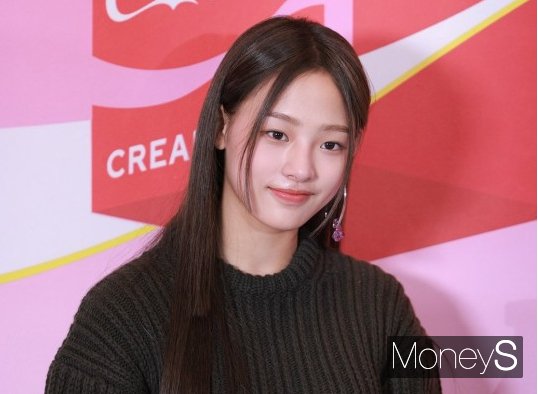 걸그룹 뉴진스 멤버 민지가 팬들에게 사과했다. 사진은 지난 2022년 서울 마포구 양화로 와이즈파크에서 열린 코카-콜라 크리에디션X아르떼뮤지엄 '드림월드' 팝업 현장에 참석한 걸그룹 뉴진스 멤버 민지. /사진=임한별 기자