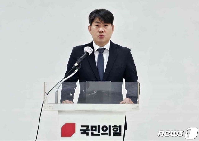 황시혁 국민의힘 중앙청년위원회 부위원장(42)이 16일 국민의힘 대구시당에서 기자회견을 열고 22대 총선에 대구 북구을 출마를 선언했다./사진제공=뉴스1