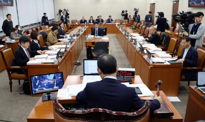 국회 연금개혁특별위원회(연개특위)는 이달 말까지 공론화위원회를 구성할 계획이다. 사진은 주호영 국회 연금특위원장이 지난해 11월16일 서울 여의도 국회 연금개혁특별위원회 전체회의에서 의사봉을 두드리는 모습. /사진=뉴스1