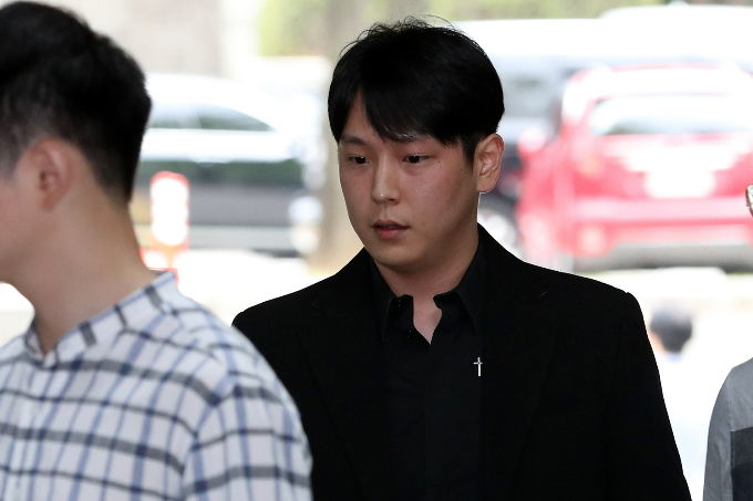 세 번째 성폭행 혐의로 재판에 넘겨진 아이돌그룹 B.A.P 출신 힘찬(본명 김힘찬)에게 검찰이 징역형을 구형했다. 사진은 지난 2019년 7월12일 B.A.P 멤버 힘찬이 서울중앙지법에서 열린 강제추행 관련 재판에 출석하고 있는 모습. /사진=뉴스1