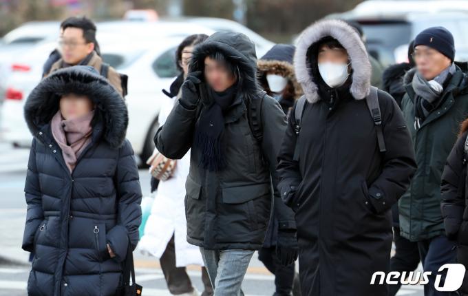 영하 10도 안팎의 강추위가 몰아친 16일 오전 서울 종로구 광화문 네거리에서 시민들이 출근길을 서두르고 있다. 2024.1.16/뉴스1 ⓒ News1 김진환 기자