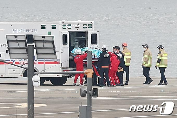 부산에서 한 남성에게 피습을 당한 이재명 더불어민주당 대표가 2일 오후 서울 동작구 노들섬에 헬기를 통해 도착해 서울대병원으로 이송되고 있다. 2024.1.2./뉴스1 ⓒ News1 민경석 기자