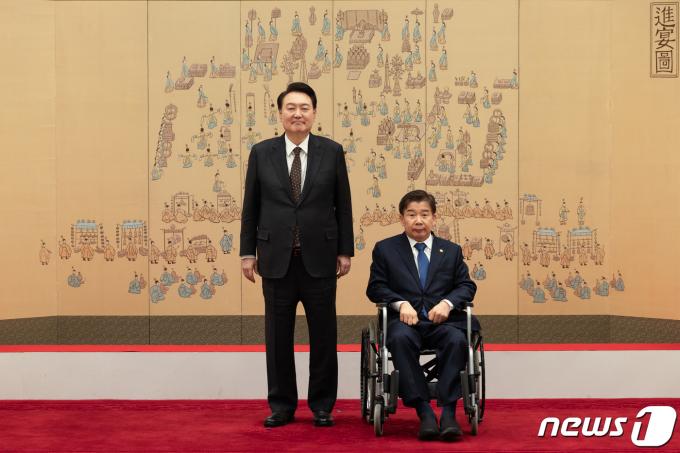 [사진] 윤 대통령, 유철환 국민권익위원장 임명장 수여
