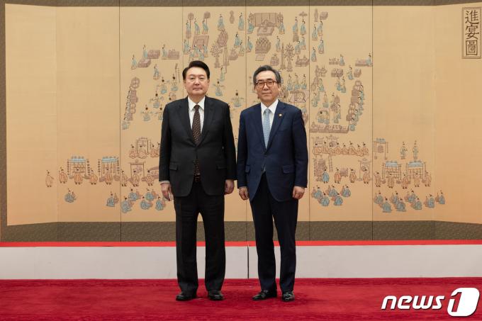 [사진] 윤 대통령, 조태열 외교부 장관 임명장 수여