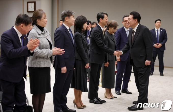 [사진] 신임 장관들과 악수하는 윤 대통령