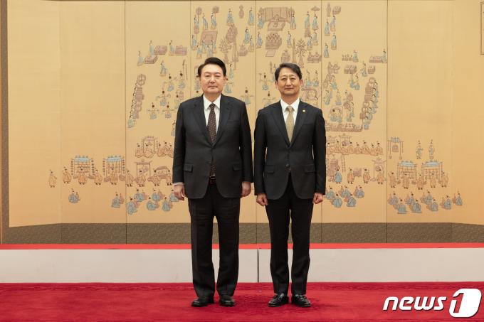 [사진] 윤 대통령, 안덕근 산업통상자원부 장관 임명장 수여