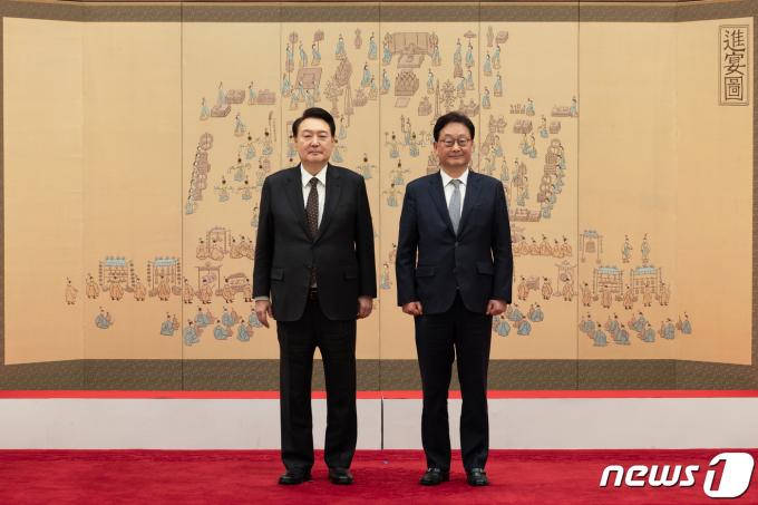 [사진] 윤 대통령, 왕윤종 국가안보실 3차장 임명장 수여