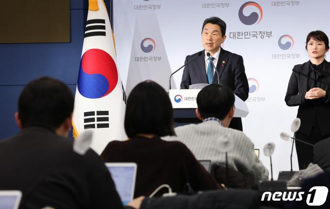 이주호 사회부총리 겸 교육부 장관이 16일 서울 종로구 정부서울청사 별관에서 초중등교육법 시행령 일부개정령안 브리핑을 하고 있다. 2024.1.16/뉴스1 ⓒ News1 허경 기자
