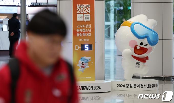 지난 14일 오후 인천국제공항 1터미널에 전시중인 2024 강원 동계올림픽 조형물. 2024.1.14/뉴스1 ⓒ News1 장수영 기자
