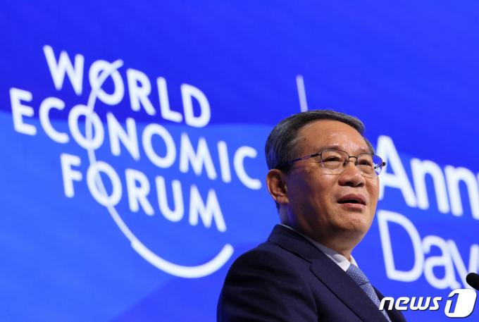 16일(현지시간) 스위스 다보스에서 열린 세계경제포럼(WEF·다보스포럼)에서 리창 중국 총리가 연설하고 있다. 2024.01.16/ ⓒ 로이터=뉴스1 ⓒ News1 박재하 기자