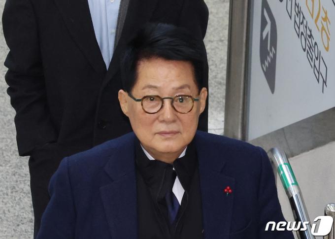 박지원 전 국정원장이 12일 오전 서울 서초구 서울중앙지방법원에서 열린 '서해 공무원 피격 은폐' 의혹 공판에 출석하고 있다. 2023.1.12/뉴스1 ⓒ News1 김명섭 기자