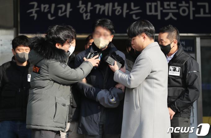 이재명 더불어민주당 대표를 살해하려고 흉기를 휘두른 혐의(살인미수)로 구속된 피의자 김모씨가 10일 오전 부산 연제구 연제경찰서에서 검찰로 송치되고 있다. 2024.1.10/뉴스1 ⓒ News1 윤일지 기자