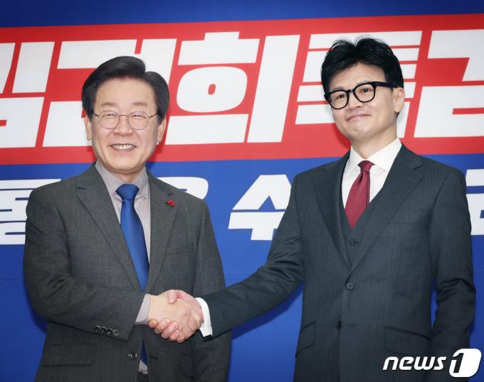 이재명 더불어민주당 대표(왼쪽)와 한동훈 국민의힘 비상대책위원장(공동취재). 2023.12.29/뉴스1 ⓒ News1 ,송원영 기자