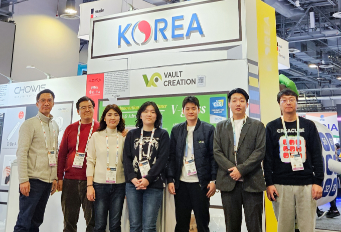 CES2024 용인특례시 공동관에 참가한 중소기업 관계자들이 기념촬영을 하고 있다. / 사진제공=용인특례시