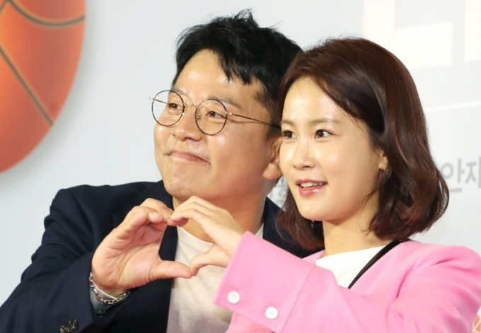 코미디언 김준호가 목하열애 중인 김지민과의 결혼에 대한 생각을 공개했다. 사진은 지난해 4월 서울 용산구 CGV 용산아이파크몰점에서 영화 ‘리바운드’ VIP시사회에 참석한 코미디언 김준호, 김지민 커플. /사진=뉴스1