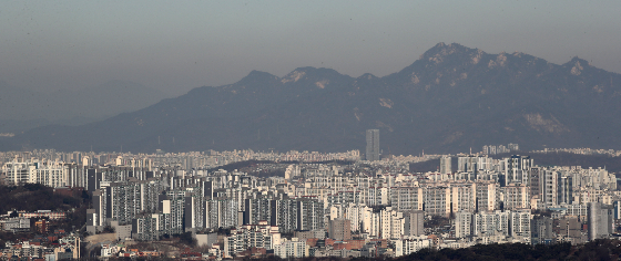 17일 부동산 정보제공 업체 '경제만랩'이 국토교통부 실거래가 공개시스템을 분석한 결과 지난해 1~11월 경기 소형(전용면적 60㎡이하) 아파트 월세 거래량은 10만6000여건으로 첫 10만건을 돌파했다. 이 가운데 월세 100만원 이상 거래는 6872건으로 역대 최다를 기록했다./사진=뉴스1