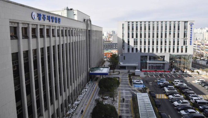 장애인을 위한 특수학교에 복무를 하면서 장애인을 수차례 폭행한 사회복무요원이 항소심에서도 징역형 집행유예를 선고받았다. 사진은 광주지법 전경. /사진=뉴시스