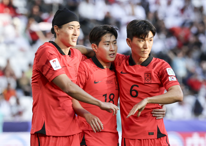 한국 축구대표팀이 지난 15일(한국시각) 바레인을 상대로 아시안컵 조별리그 1차전에서 3-1의 승리를 거뒀다. 사진은 이날 이강인(가운데)이 추가골을 성공시킨 이후 조규성(왼쪽)과 황인범의 축하를 받는 모습. /사진=뉴시스